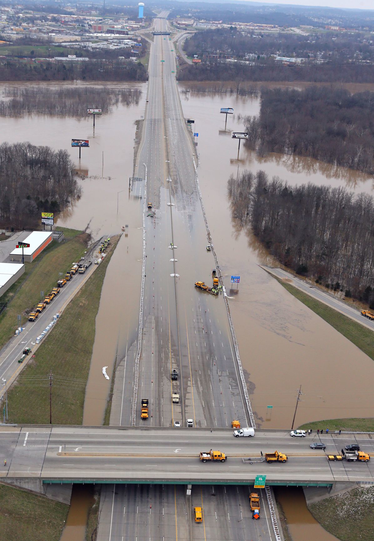 Historic flooding on the Meramec River closes Interstate 55